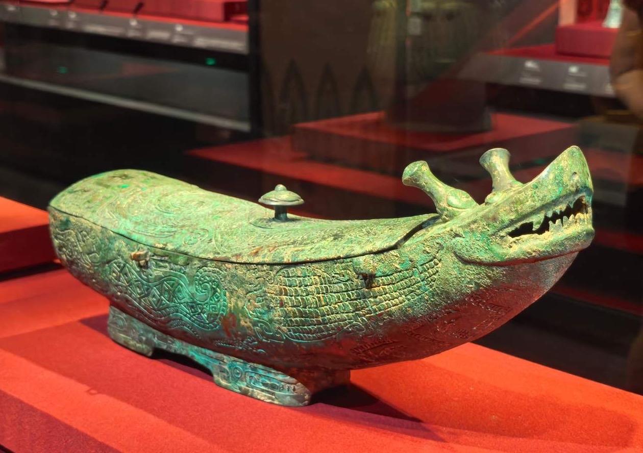 早期龙形器的分布，其实是一场“地方实力派”的图腾盛宴，而非中枢集权的专利。从红山