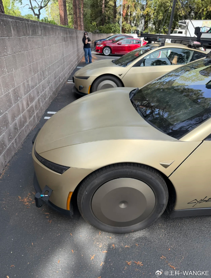 特斯拉 Robotaxi 2026年3/27近照实拍！Robotaxi 车身确实