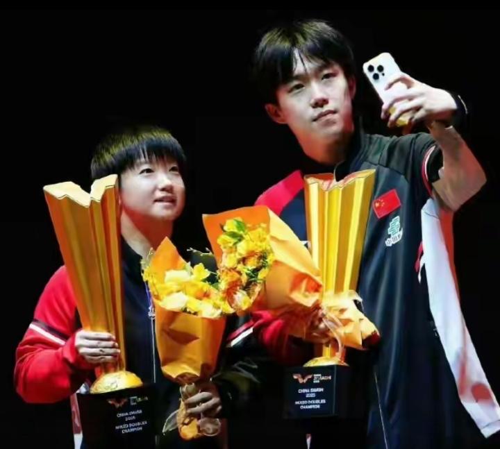 王楚钦、孙颖莎双双加冕年度最佳，王楚钦获43万票当选最佳男运动员，孙颖莎以50万