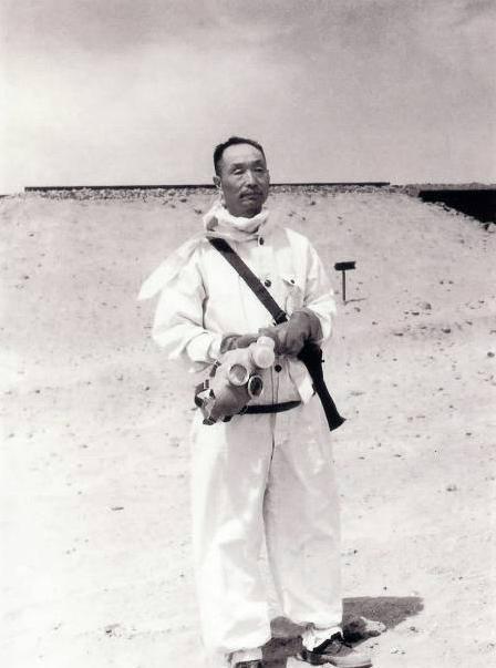 1964年，在中国核试验前夕的一次重要会议上，上将张爱萍突然中途告假离开，周总理