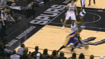 莱昂纳德：这咋防？你是折叠椅吗？
科比：老弟，你手大不代表你能防住我！