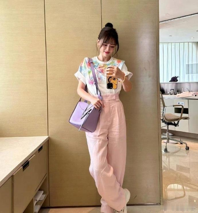 不得不承认，陈乔恩这婚结的太高质量了，每次的出现都比上一次年轻十 岁 