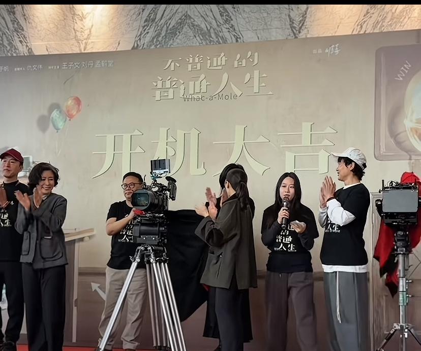 【著名相声演员孟鹤堂出席重要活动，走上新的发展道路！】
近日，著名相声演员、郭德