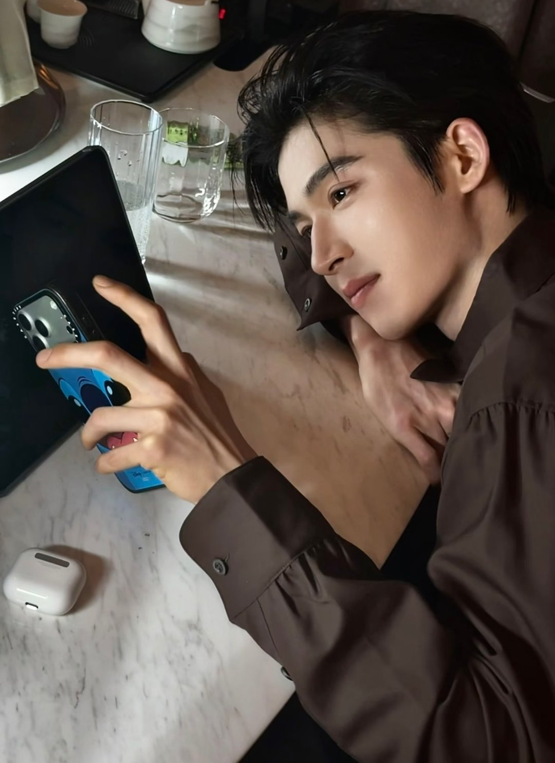 王星越分享了一组日常～“念旧是我的问题～老照片新发！戏里戏外的我” 