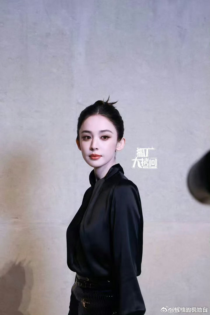 娜扎高清镜头下的神颜娜扎的脸是神迹 近距离怼脸拍也没瑕疵，娜扎这张脸是被精心雕琢