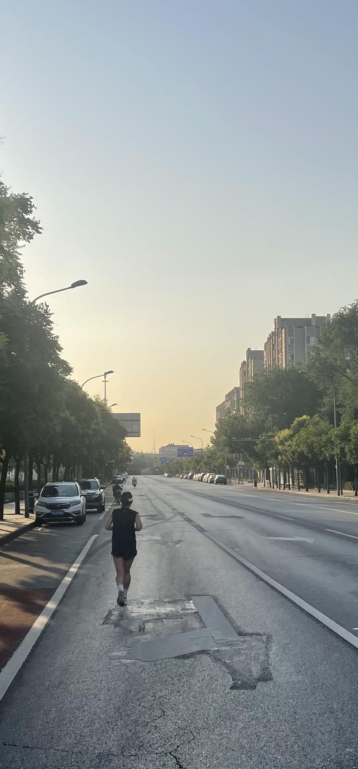 早晨刚跑不到一公里，就遇见我心目中的跑步达人。她挥手示意我们一起跑，我告诉她别跑