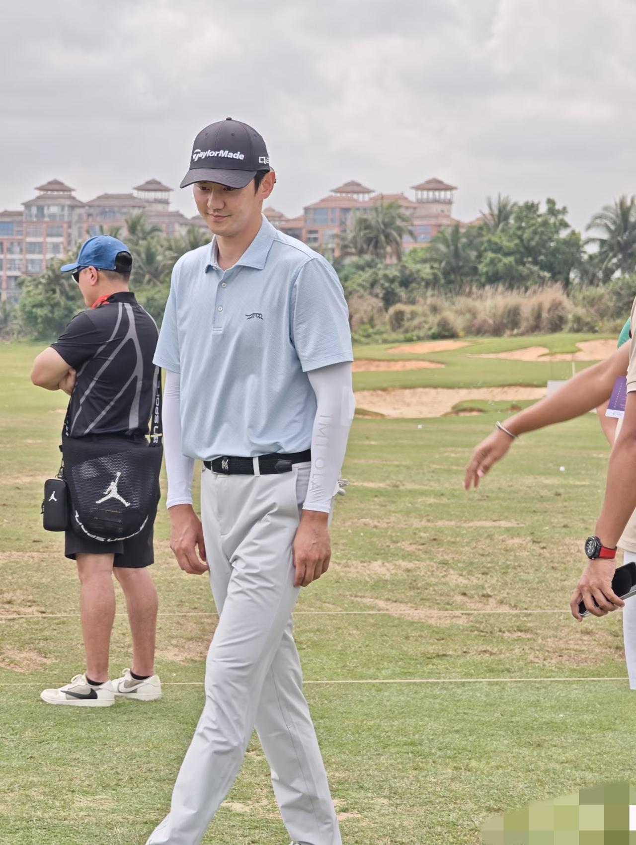 宁泽涛海南打高尔夫，职业高尔夫球员的他外表老了，比不上游泳时了。

3月20日，