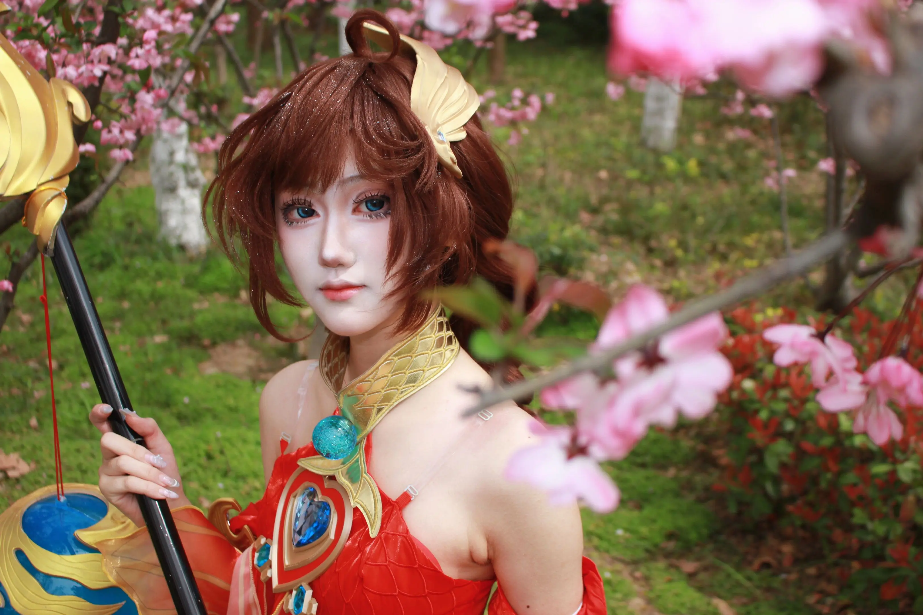 人面桃花相映红。