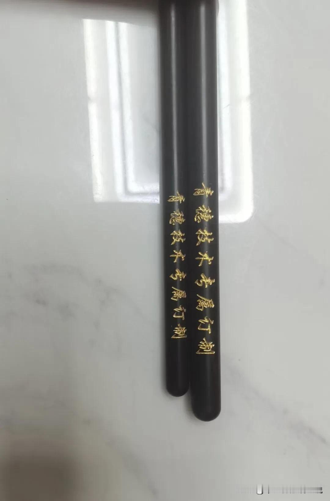针灸和艾灸有区别吗? 针灸和艾灸当然有区别。
从使用材料看，艾灸用艾叶制成的艾绒