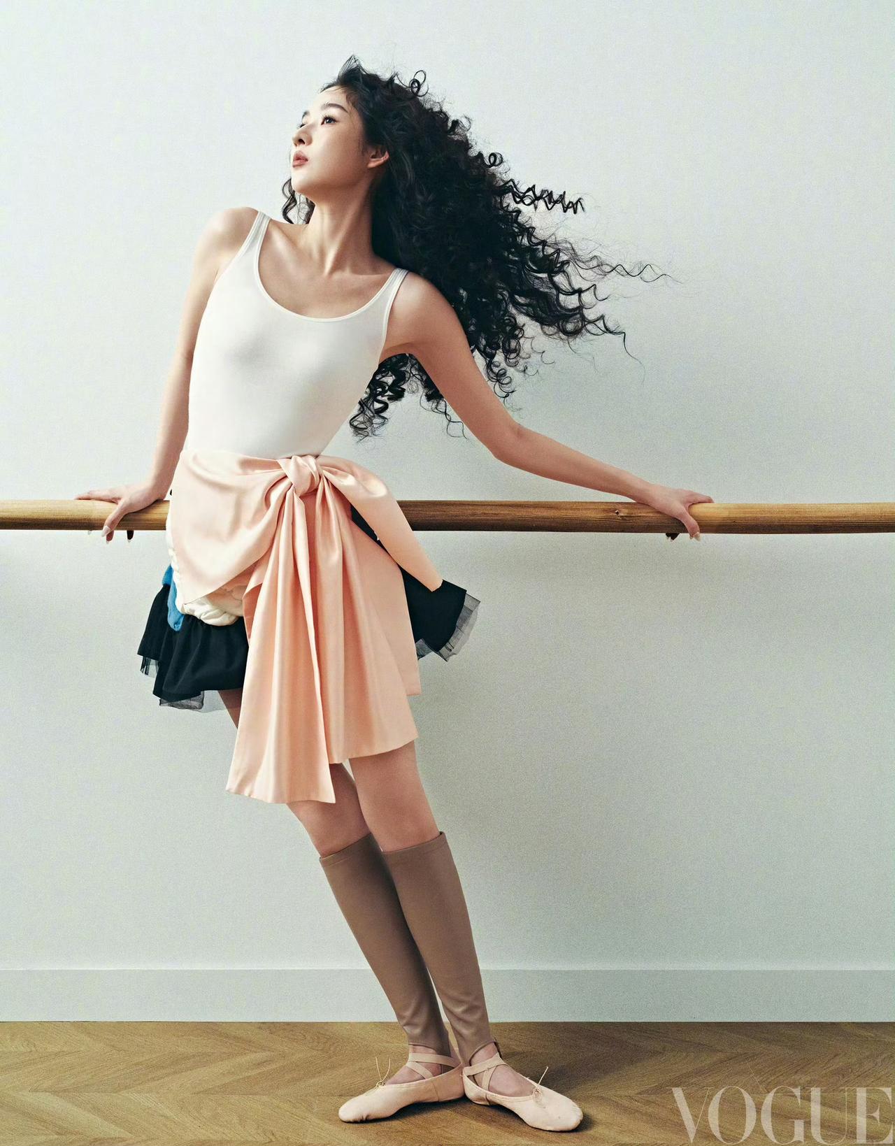 王玉雯VOGUE舞者大片太惊艳！简单造型藏满巧思，反差感拉满
 
谁能想到，王玉