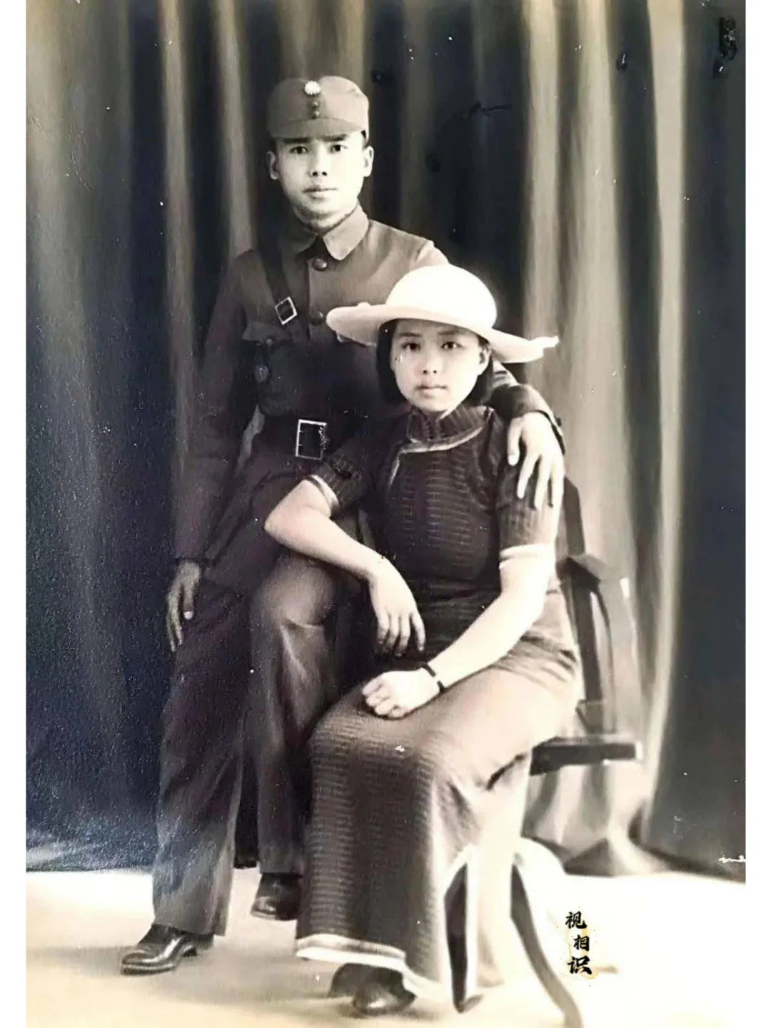 这是国军第88师524团团长韩宪元，与妻子符梅英的珍贵合影照片，在淞沪...