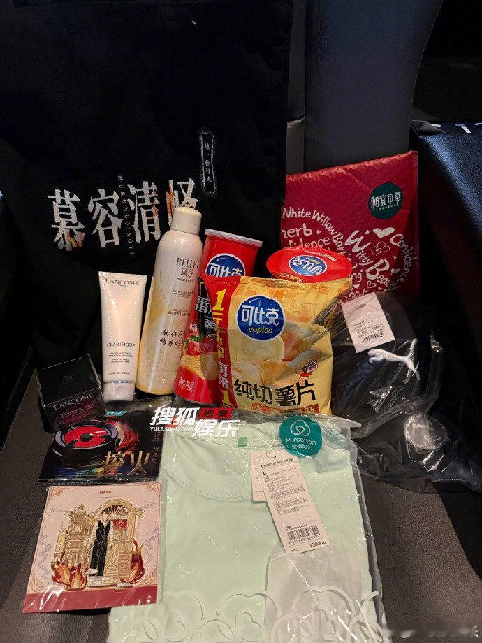 张凌赫演我吃薯片 这波官宣礼盒诚意直接拉满！满满当当的零食组合搭配颜值在线的周边