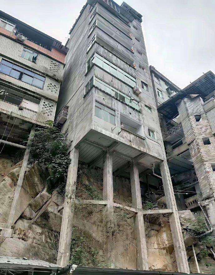 这样的房子看着好吓人，如果发生一点意外，会不会塌掉。
最近出门旅游的时候，在路边