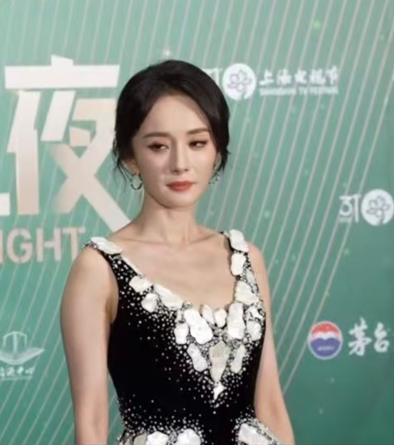 这个表情感觉下一秒就要打摄影师手机了 