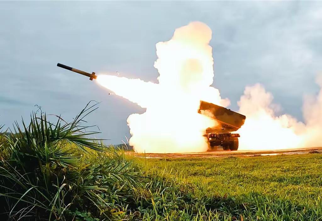 1. 特朗普政府推进111亿美元对台军售 中国坚决反对：特朗普政府推进111亿美