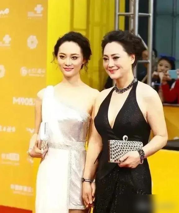 大宋佳现在的老公叫史蒂芬，是比利时的一个富商，比她小八岁。

前阵子刷到她的近况