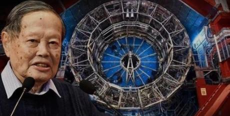 一定要建，不建中国将落后30年！”2016年，杨振宁曾顶着骂名，极力反对花200