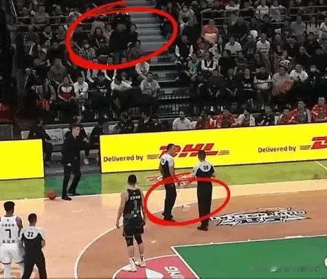 今晚辽宁男篮主场不敌同曦男篮，爆出本轮比赛最大冷门。比赛中，辽宁球员的不佳表现引