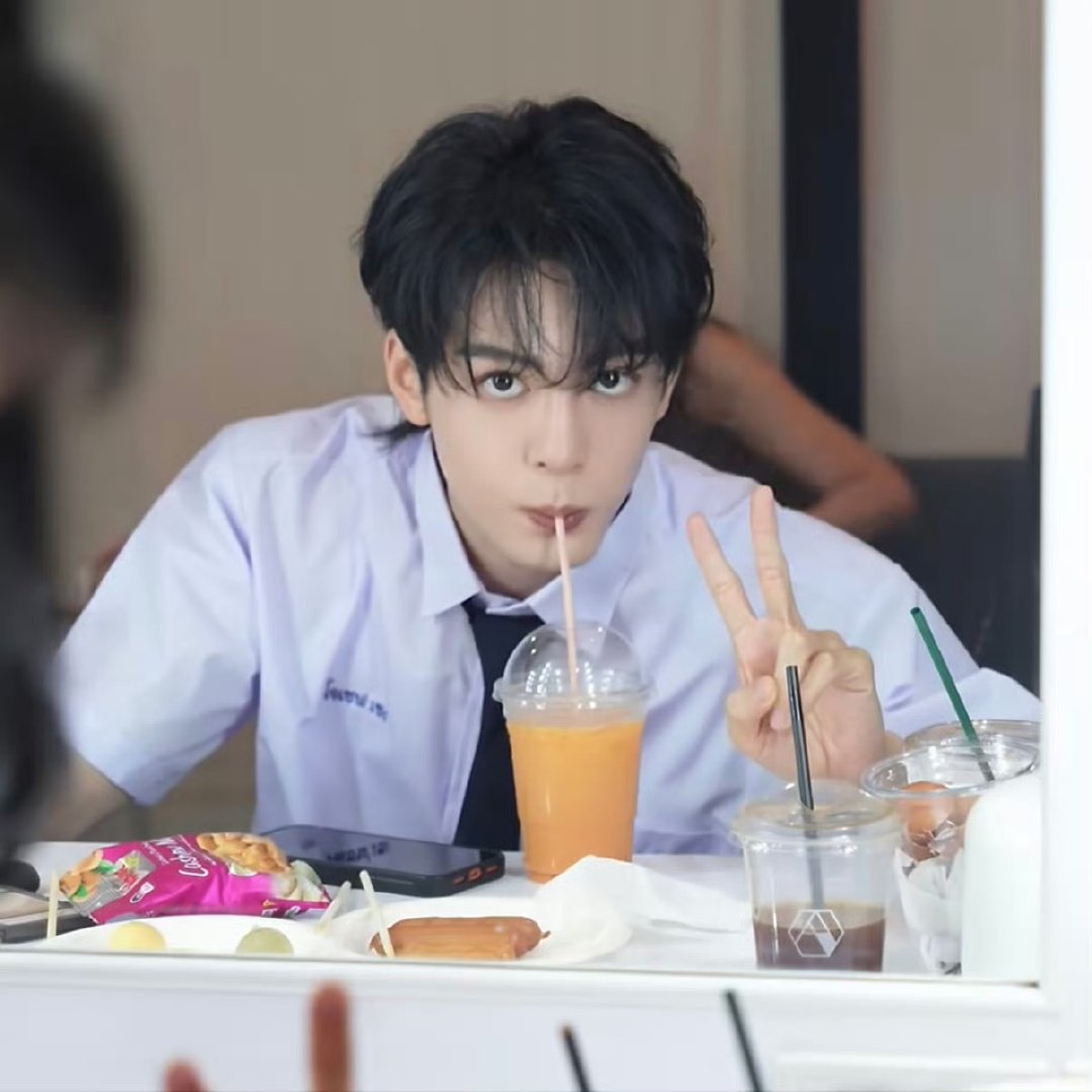 曾舜晞清纯男高曾舜晞清纯男高造型 简直是清纯男高来着 