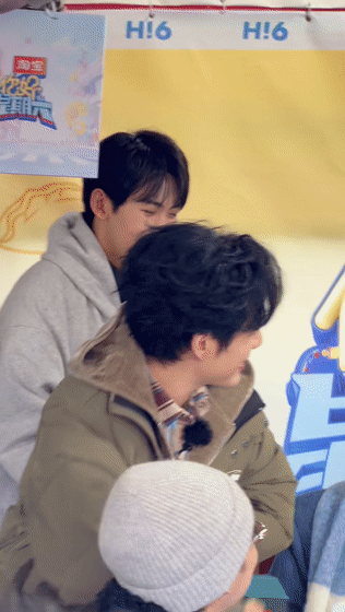 唐九洲张颜齐你俩先在这过上年了 俩人生动演绎 “过年送礼名场面”！jojo 硬送