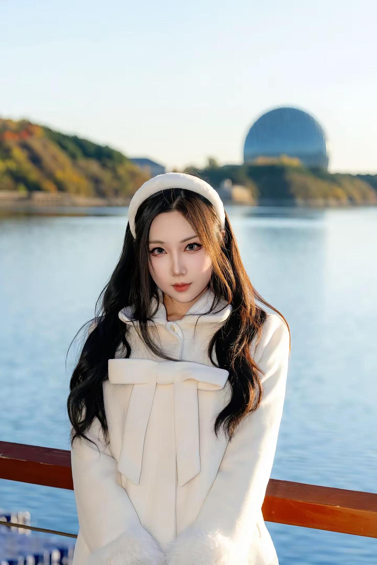 冬天穿纯白真的太出片了！一身纯白赴冬，温柔到心动我们的可颂时刻   清冷感美女 