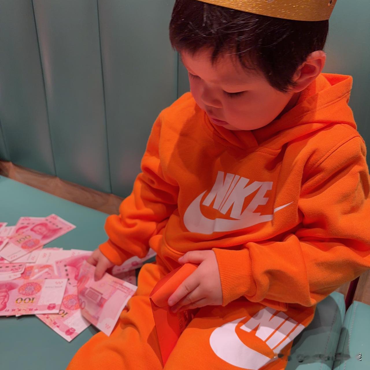 昨天晚上，我大姨给我转了2000块钱。

昨晚，我大姨给我发来消息，祝雪宝生日快