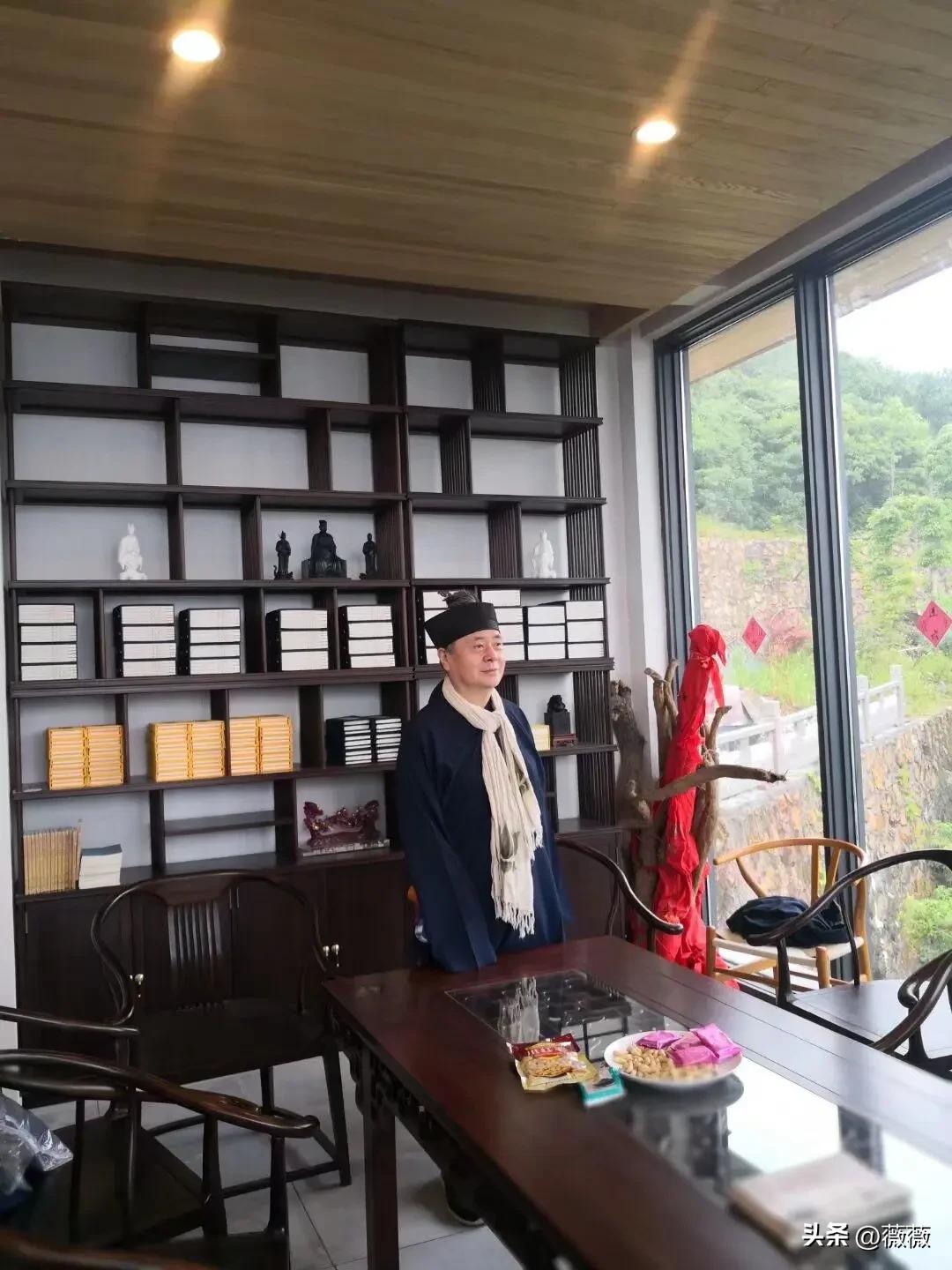 张雪峰的去世更加印证了今年全国两会代表张高澄道长的观点。
他说人应该保持恬淡虚无