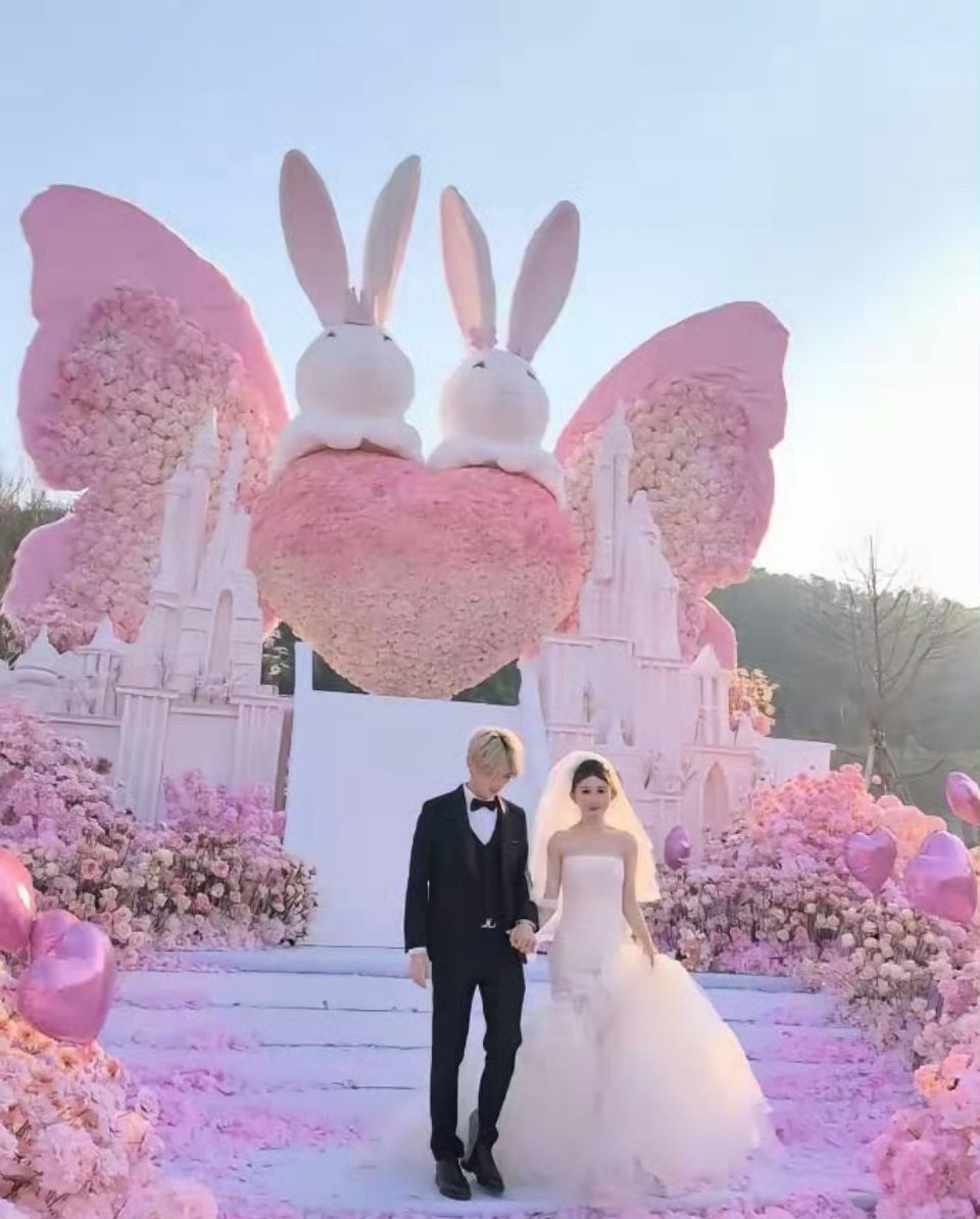 8年爱情修成正果，鹿哈向27岁女友求婚了，现场一片粉色海洋加可爱兔兔造型，他真的