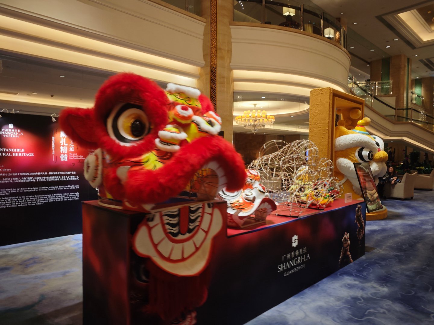 看到广州的狮子头，原来是这样扎起来的。醒狮，属于中国狮舞中的南狮。历史上由唐代宫