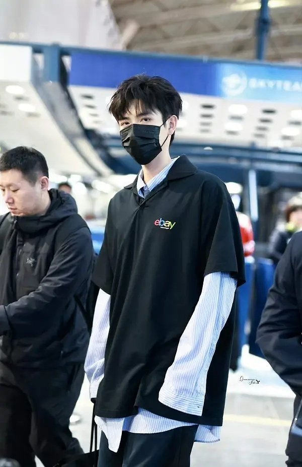 陈飞宇出发巴黎时装周机场路透图。 ​​​