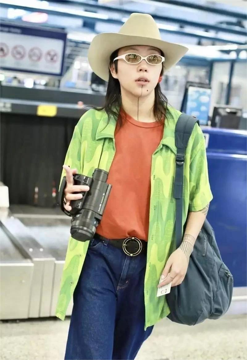 王菲大女儿窦靖童的魔法穿搭，原来衬衫+T恤这么穿，也很时尚洋气！窦靖童的独特气质