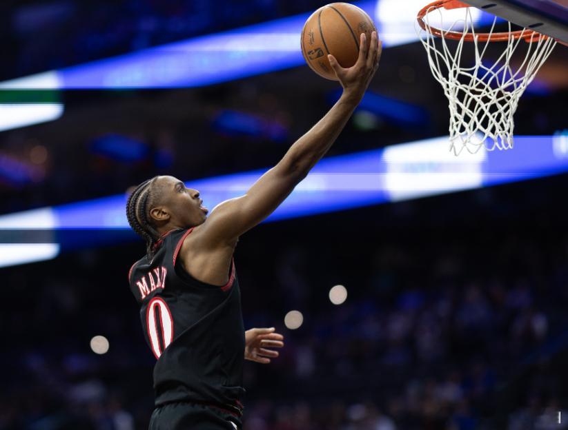 NBA常规赛，76人客场130-119击败尼克斯。此役，76人后卫马克西出战37