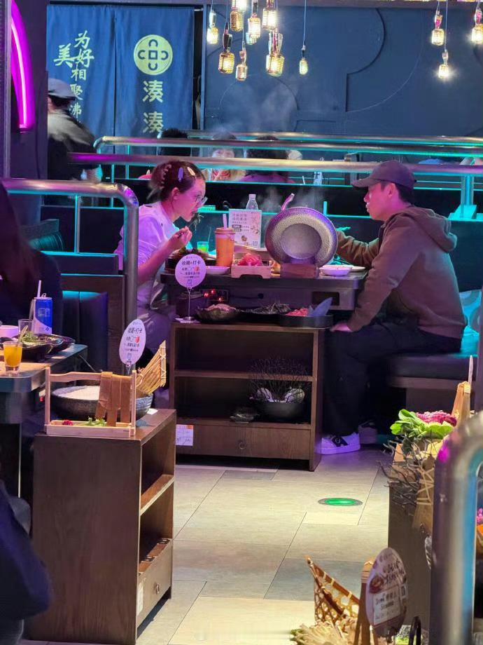 烟火气里藏着最真的甜！郑恺苗苗素颜简装赴火锅之约，放下忙碌专注相伴，轻声畅谈间满