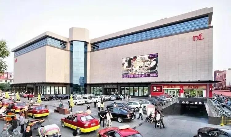 许昌2位“名人”爆火：胖东来的董事长于东来，辛集村书记周韶兵。
胖东来董事长于东