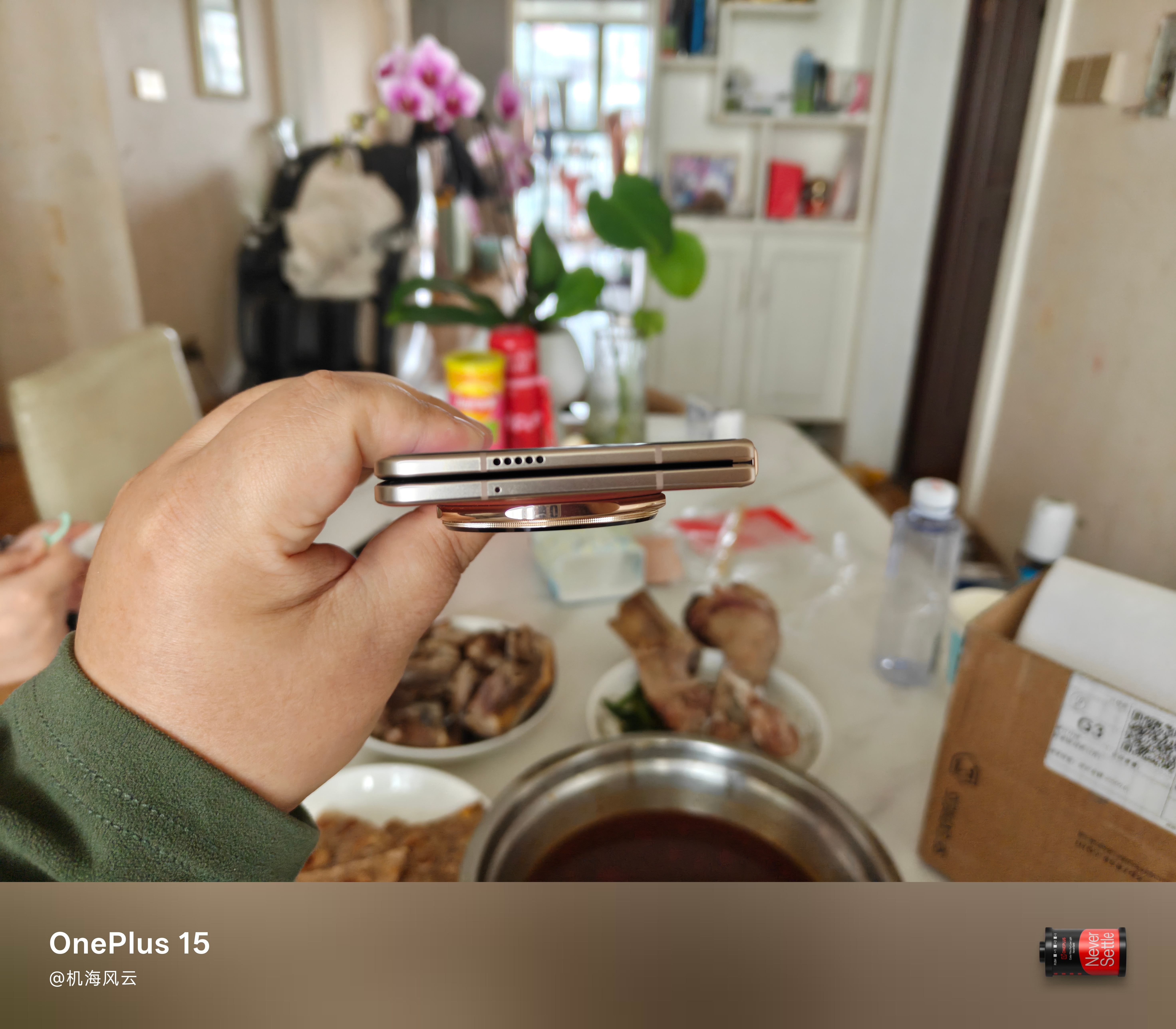 瞅了眼Magic V5，确实严丝合缝，不考虑折痕控制，它确实很夯 