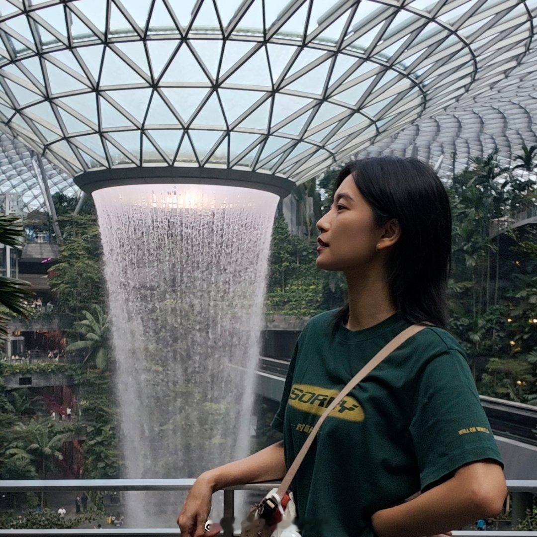 哪怕提前四小时去新加坡机场也还是不够时间逛的啊~打卡一下星耀樟宜~~图一我爹帮忙