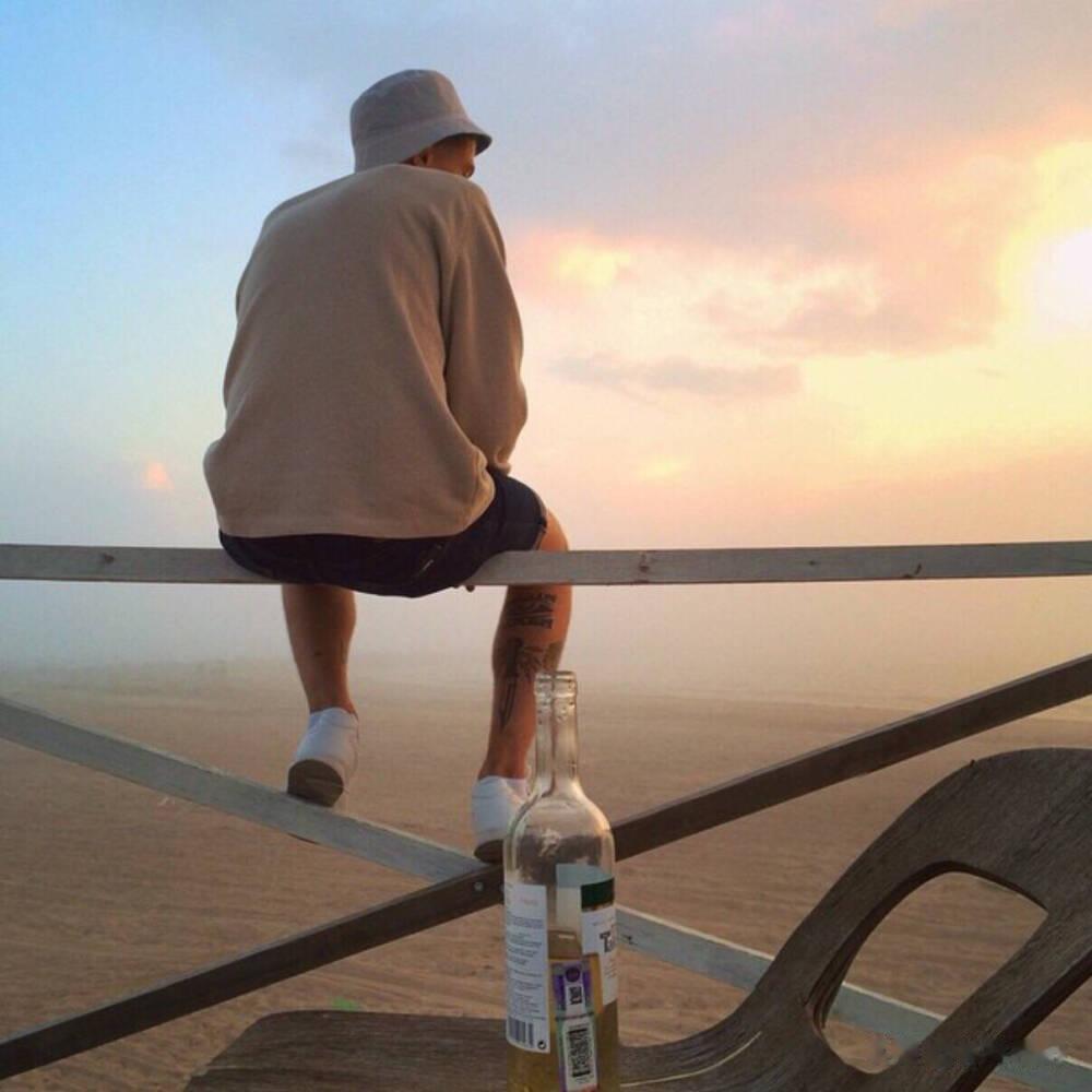 我有一个很要好的异性朋友，我们之间的关系非常亲密。我们可以一起去她的宿舍喝汤吃她
