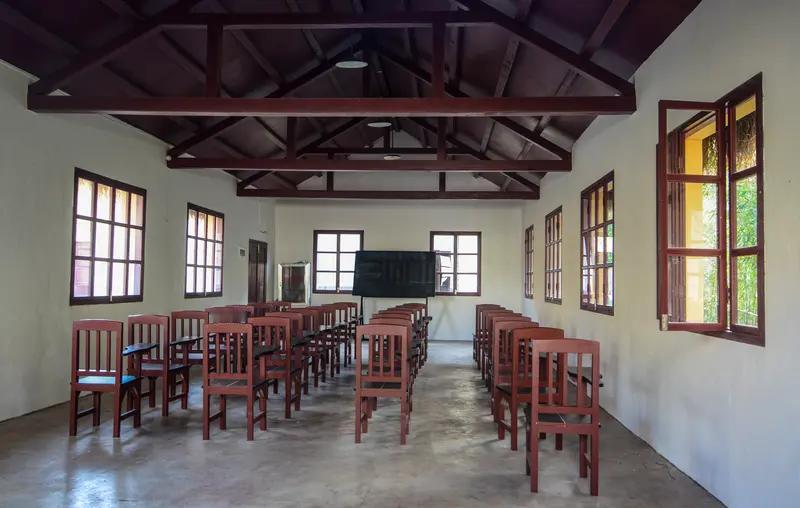 上世纪八九十年代，有不少年纪轻轻、拥有高中文化的民办教师，通过参加当地中考，被师