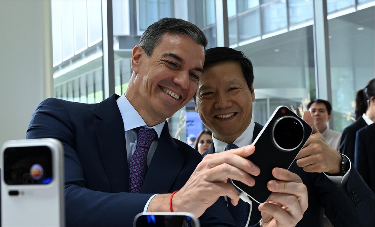 资深访华游客西班牙首相桑切斯，逛了北京的小米科技园，这也是他此次访华行程中到访的
