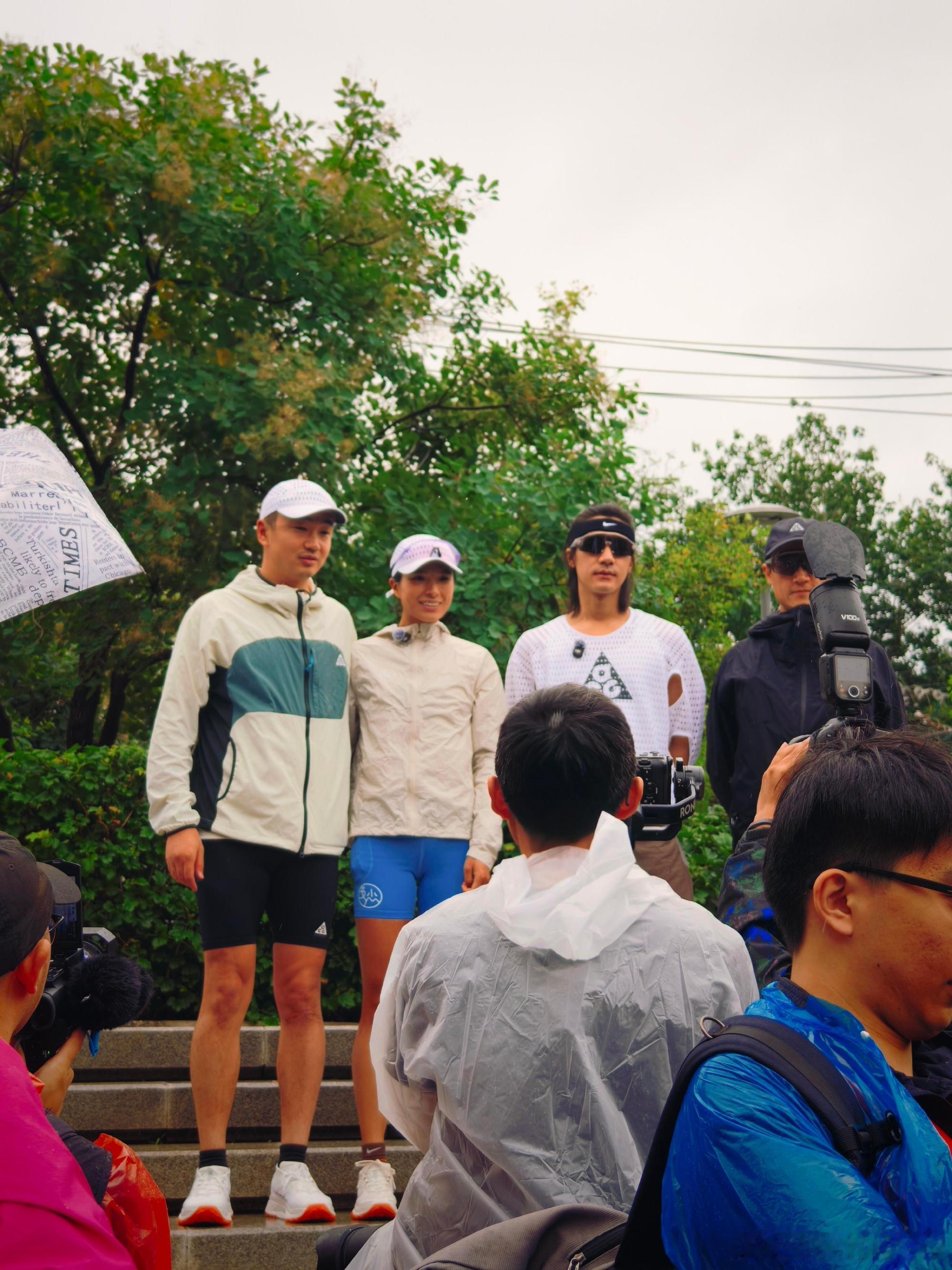 沉浸式欣赏此沙热身线下抓拍热身鲜活瞬间，没有刻意镜头表演，自然舒展身体调整状态，