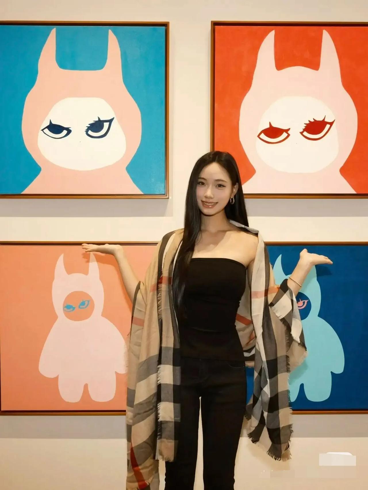 有点鉴画水平的都知道，小s女儿的画真的不怎么样。

论画画功底，lily在我们这