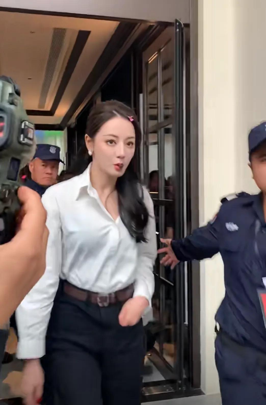 迪丽热巴今日《开始推理吧2》综艺节目路透，她的这身造型好酷呀，风风火火的，嘴里还