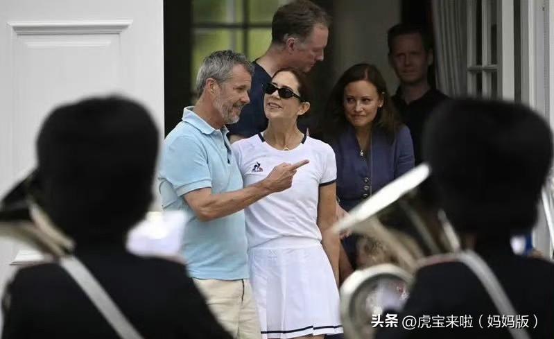 度假中的国王夫妇非常休闲和松弛，在格拉斯滕堡宫观看士兵换岗仪式。