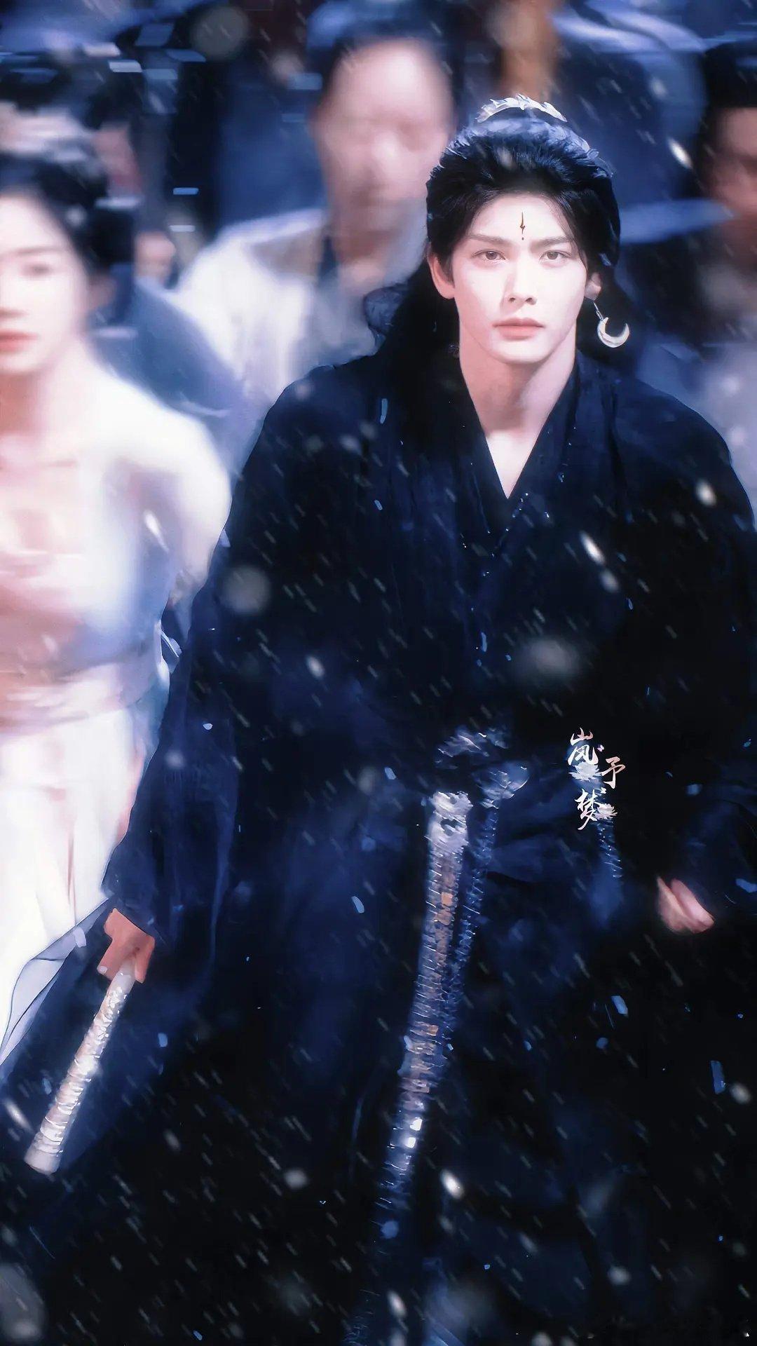 这个男生是不是之前在护心里面的男二啊，这一次也是男二，但是感觉他的妆造都挺好看的