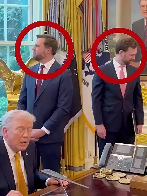 突然闻到恶臭，最体面的方式就是憋住，拉臭者若无其是，左右观望，如同电梯中的你我他