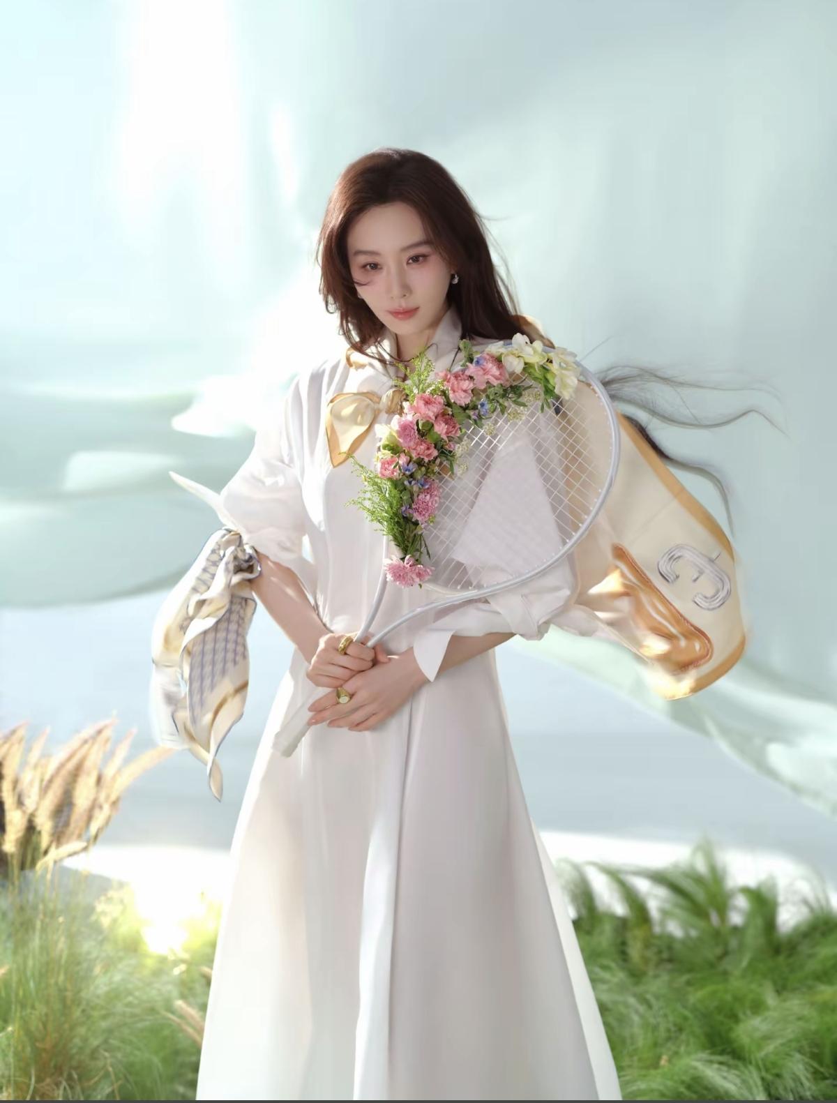 无需刻意的优雅，自然的舒展最动人[赞] 网球与鲜花，温柔与力量，刘诗诗的松弛感，