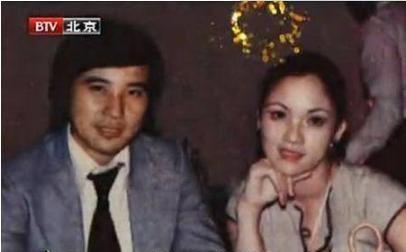 1973年，秦汉在妻子邵乔茵怀孕8个月时，爱上了18岁的林青霞。妻子知道后质问秦