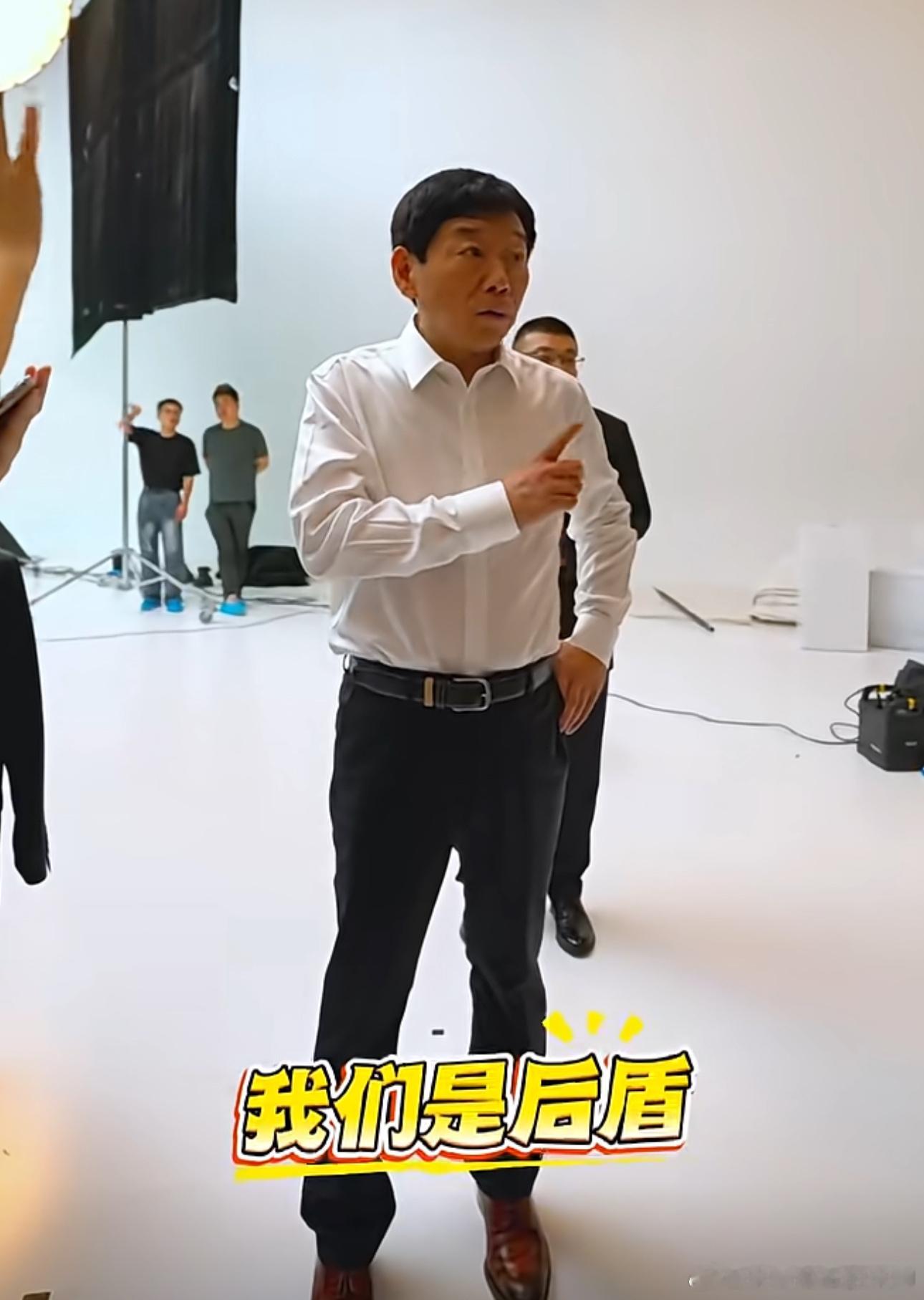 魏总带领长城高管拍照片，看看图二的C位是啥？长城超跑？V8超跑？硬菜要来了！长城