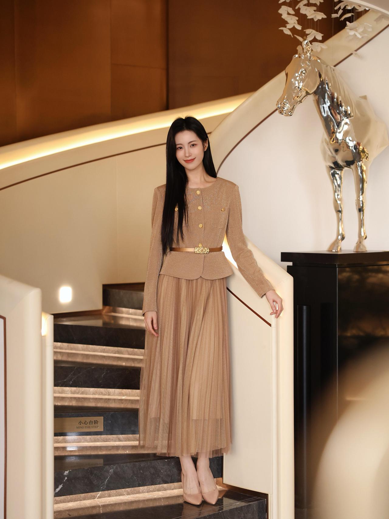 优雅气质穿搭，金色马雕塑背景，时尚优雅。什么样的女人才具有魅力?