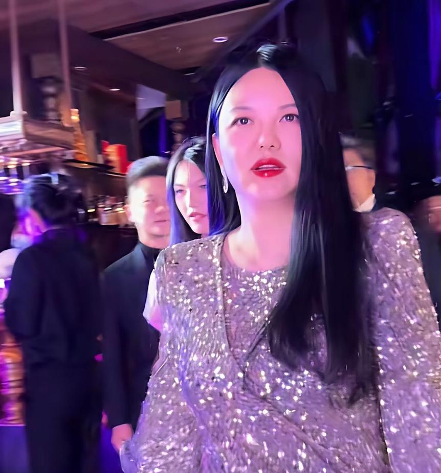 李湘这次真栽了跟头，就因为爱在网上炫富，结果全平台账号被禁止关注，成了反面教材。